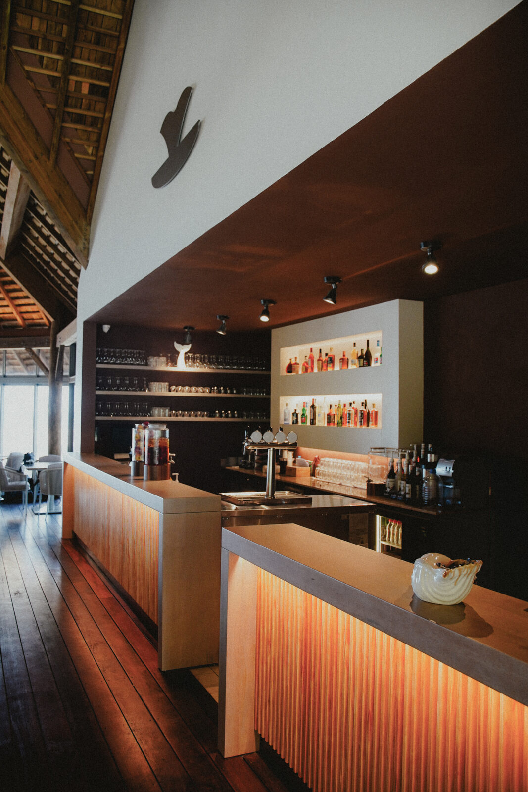 Le bar de KAI sous la charpente en bois