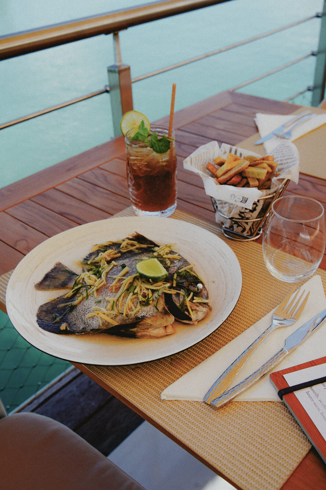 Poisson entier servi en terrasse face au lagon